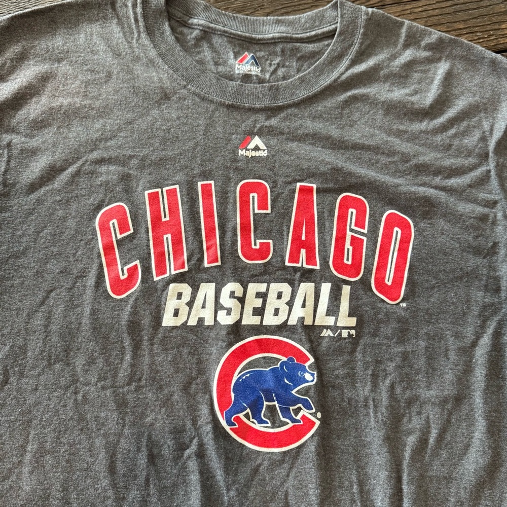 Majestic Chicago Cubs Baseball Team Charcoal Tee with Red & Blue Logo Size Large
